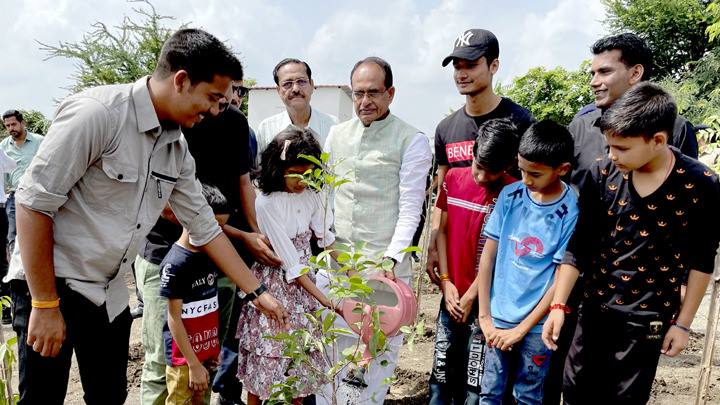 मुख्यमंत्री श्री चौहान ने करंज, कदम्ब और गुलमोहर के पौधे रोपे